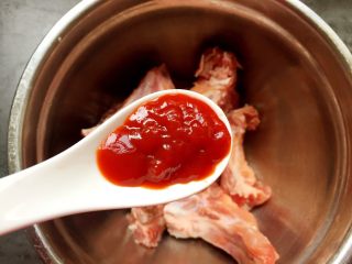 香烤孜然排骨,在腌制好的排骨中加入一勺番茄酱。