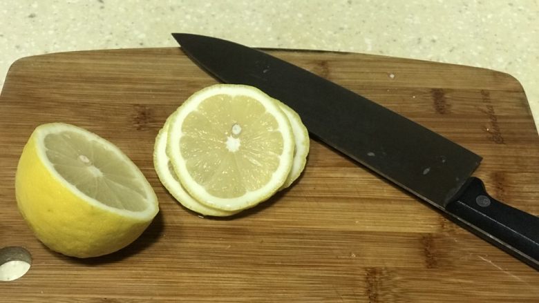 浅湘食光&蜜汁柠檬酱,切片后取出柠檬籽