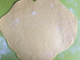 葡萄干萨其马,在揉面垫上撒一层玉米淀粉，松弛好的面团擀成2mm的薄面皮