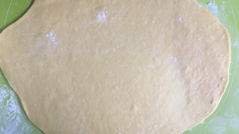 葡萄干萨其马,在揉面垫上撒一层玉米淀粉，松弛好的面团擀成2mm的薄面皮