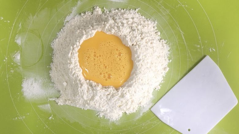 葡萄干萨其马,鸡蛋打散以后，慢慢加入到面粉中，一边加，一边借助切面板翻拌