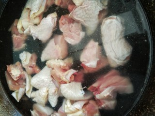 大盘鸡拉条子,冷水下锅，煮出浮沫