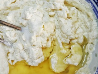 大盘鸡拉条子,面粉，加水，盐，油，用筷子搅成片状，