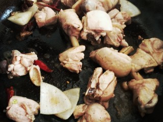 大盘鸡拉条子,热锅凉油，下干辣椒，八角，五香粉，一部分洋葱，炒一下放入鸡块，