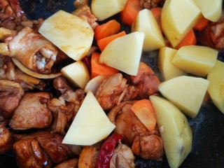大盘鸡拉条子,加入土豆，胡萝卜