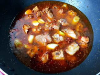 酸辣芋儿烧排骨,加入适量清水淹没菜煮开。