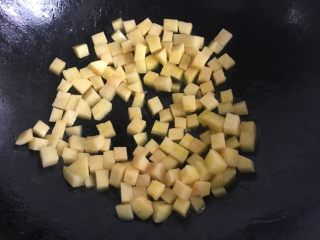 虾仁玉米三丁,锅中倒入土豆