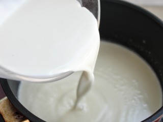 椰香牛奶小方,将搅拌均匀的牛奶淀粉倒入锅中，并迅速与锅中液体搅拌均匀