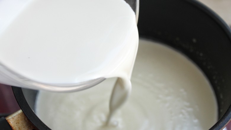椰香牛奶小方,将搅拌均匀的牛奶淀粉倒入锅中，并迅速与锅中液体搅拌均匀