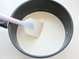 椰香牛奶小方,将剩下的所有材料倒入锅中混合均匀