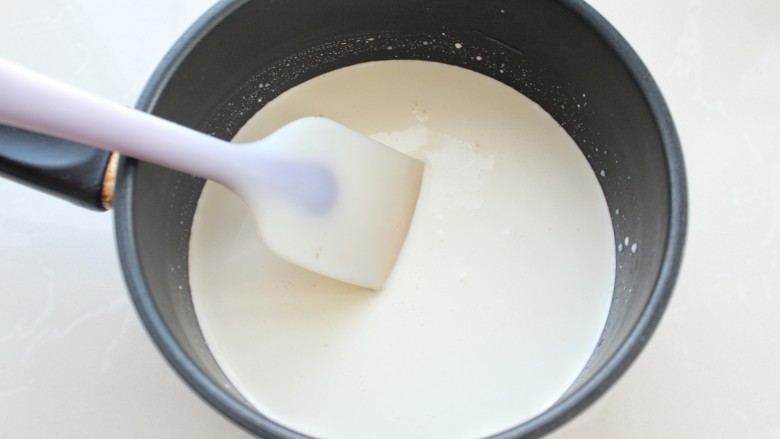椰香牛奶小方,将剩下的所有材料倒入锅中混合均匀