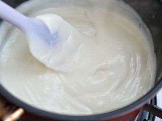 椰香牛奶小方,开小火继续搅拌至液体变成顺滑、浓稠的状态