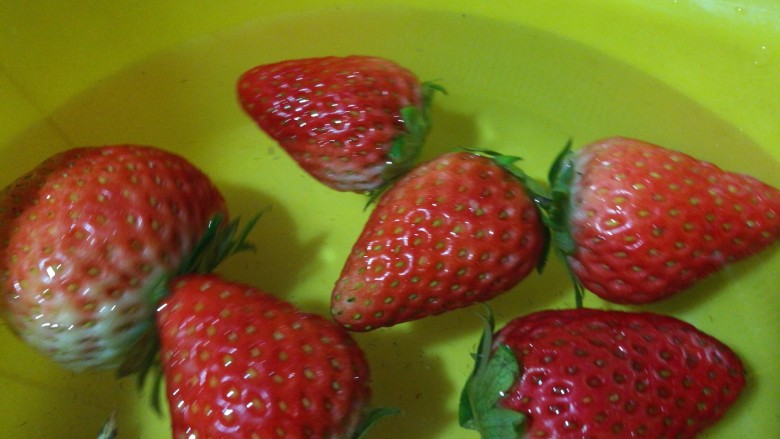 草莓可可裸蛋糕 新年好,草莓洗净，用淡盐水浸泡五分钟