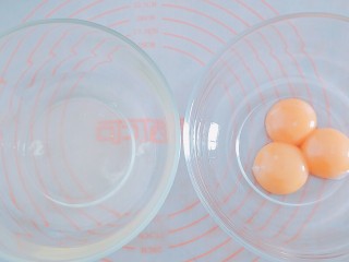 6寸酸奶戚风蛋糕,准备两个碗，分别把蛋清、蛋黄分开。（然后把蛋清放入冰箱冷藏室内）