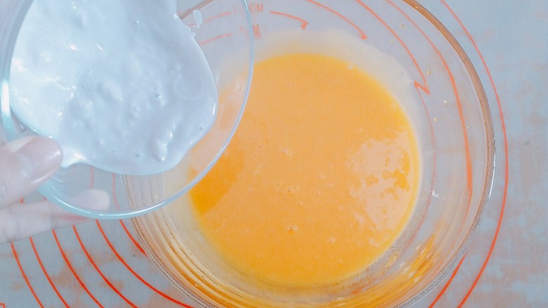 6寸酸奶戚风蛋糕,油与蛋黄融合后再倒入酸奶搅拌均匀（划圈圈）
