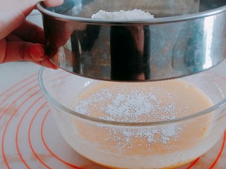 6寸酸奶戚风蛋糕,用网筛筛入低筋面粉