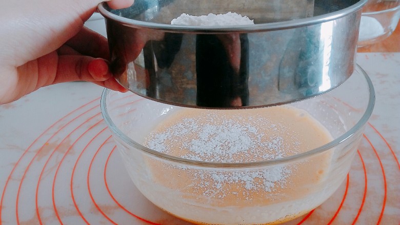 6寸酸奶戚风蛋糕,用网筛筛入低筋面粉