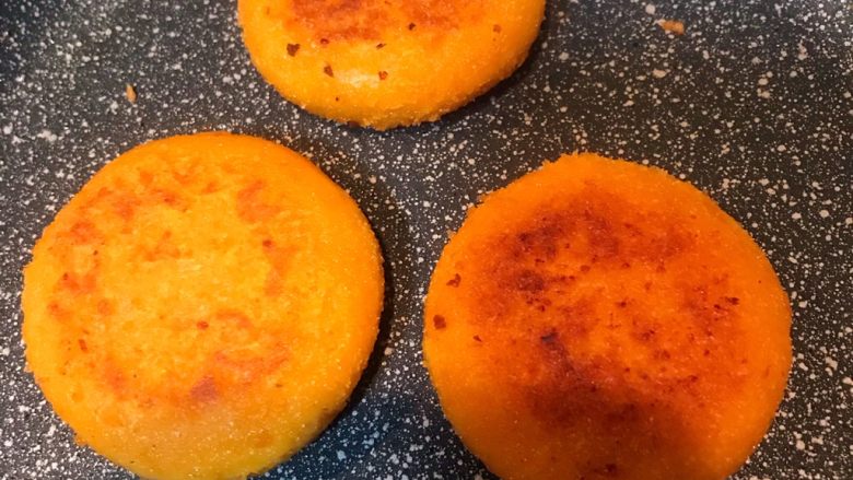 红薯芝士饼,平底锅内放少许油，两边煎至金黄即可出锅。