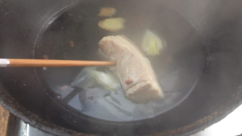 蒜苔炒回锅肉,当筷子能轻松扎透五花肉，关火