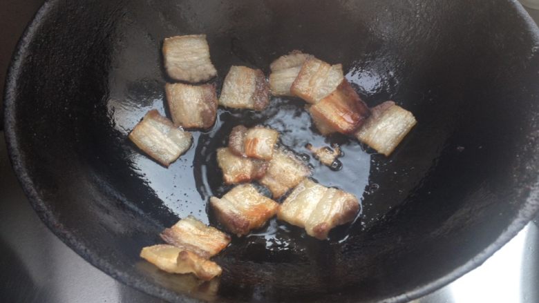 蒜苔炒回锅肉,一面煎出淡黄色，翻面煎出油