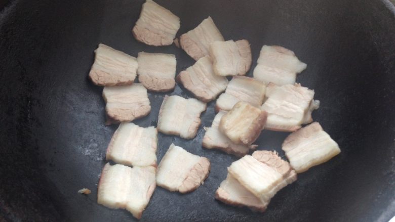 蒜苔炒回锅肉,锅内放入五花肉，中小火慢煎