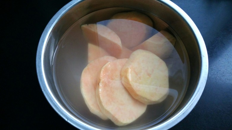 芝麻红薯球,红薯切片，在水中泡一下。