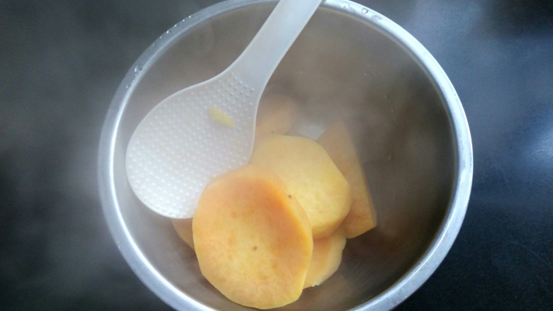 芝麻红薯球,红薯蒸熟了，取出放入干净的碗中。