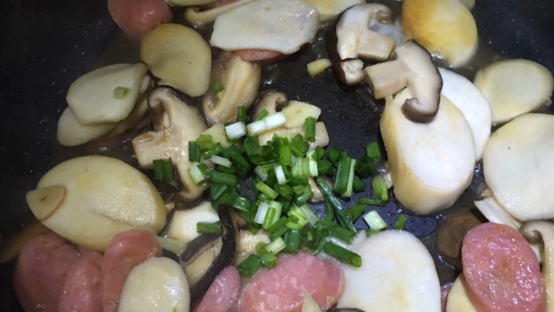双菇炒热狗,撒上葱花，炒匀即可