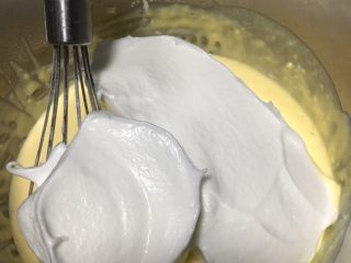 纯奶油蛋糕,取一半蛋白放入蛋黄糊里