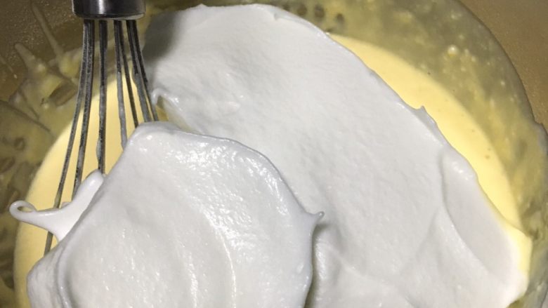 纯奶油蛋糕,取一半蛋白放入蛋黄糊里