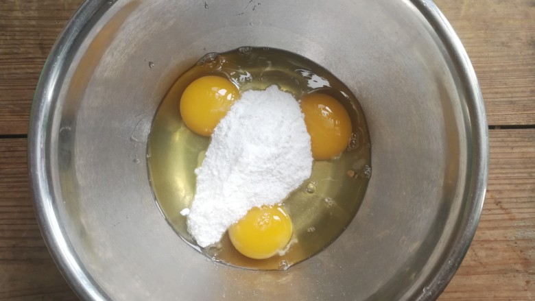 卡通蛋糕,鸡蛋磕到打蛋盆里，加入盐和所有糖粉