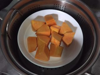 丑橘蜜豆包,南瓜切块放入开水锅 蒸10分钟左右至软烂即可