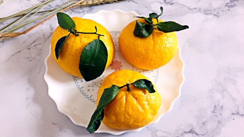 丑橘蜜豆包,插上橘子的叶子，是不是很像呢？