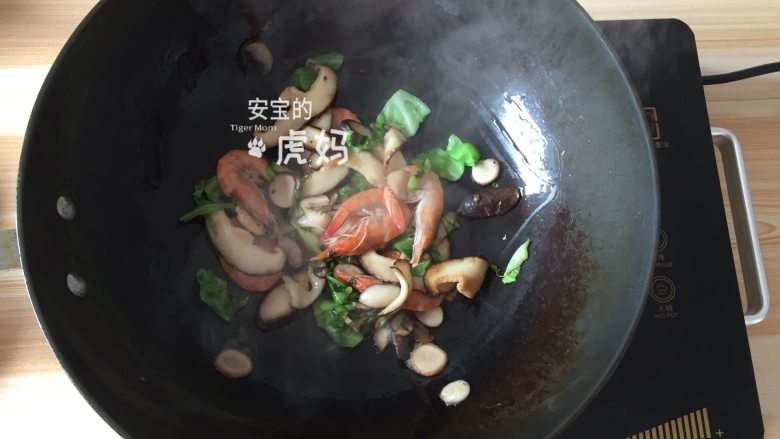 海鲜炒粉干,倒入沥干腌料的明虾翻炒至变色；