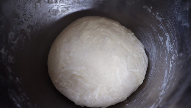 红豆沙面包圈,揉至表面光滑不粘手，扯一块面能扯出一点手套膜即可。