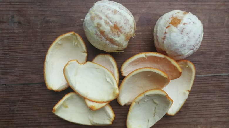糖渍橙皮,橙子用盐搓洗干净后剥开，取橙皮