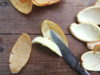糖渍橙皮,用水果刀将橙皮的白色部分去除，尽量刮干净些