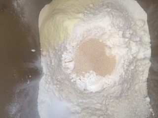 小米粥面包,中间挖孔放入酵母