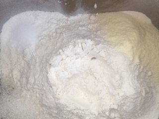 小米粥面包,依次加入奶粉，糖，盐