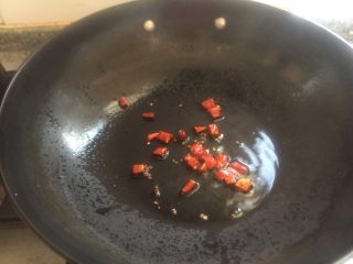 醋溜娃娃菜,锅烧热放入干辣椒。