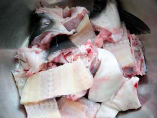 快手酸菜鱼 鱼肉鲜嫩酸菜爽口的宴客硬菜,把鱼头和鱼骨剁成块。
