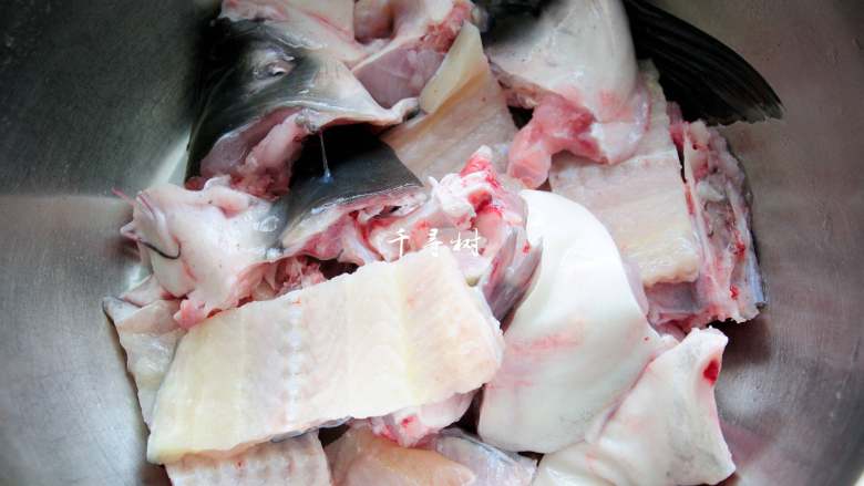 快手酸菜鱼 鱼肉鲜嫩酸菜爽口的宴客硬菜,把鱼头和鱼骨剁成块。
