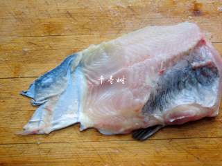 快手酸菜鱼 鱼肉鲜嫩酸菜爽口的宴客硬菜,鱼身上的肉用锋利的刀与案板呈45度角斜切成片，切片不要太厚，太厚了不容易入味。3毫米左右即可。