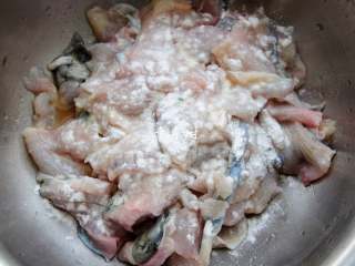 快手酸菜鱼 鱼肉鲜嫩酸菜爽口的宴客硬菜,放2勺盐，加入1大勺淀粉，1勺料酒进去，用手抓匀。