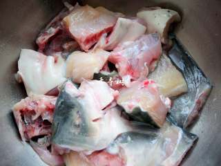 快手酸菜鱼 鱼肉鲜嫩酸菜爽口的宴客硬菜,剁成块的鱼骨和鱼头也用盐和料酒腌制起来，不用放淀粉。