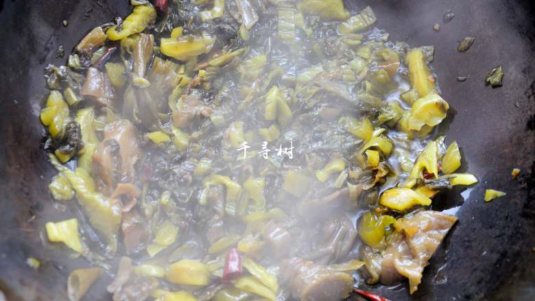 快手酸菜鱼 鱼肉鲜嫩酸菜爽口的宴客硬菜,炒3-5分钟，酸菜被炒透，酸爽的味道被炒出来。