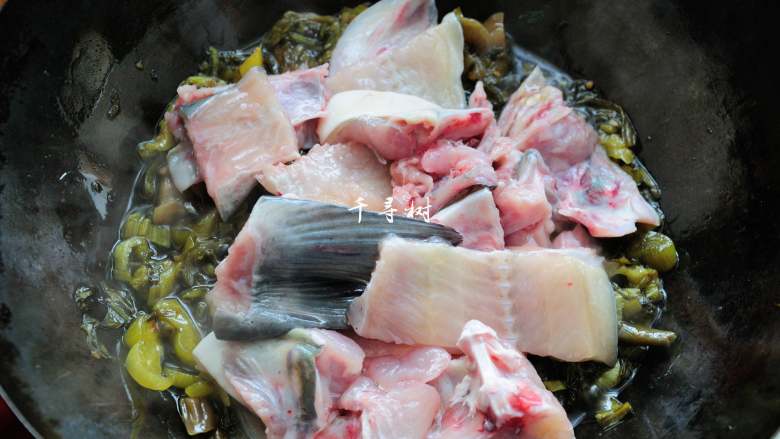 快手酸菜鱼 鱼肉鲜嫩酸菜爽口的宴客硬菜,这时候可以把鱼骨和鱼头倒进去一同翻炒。