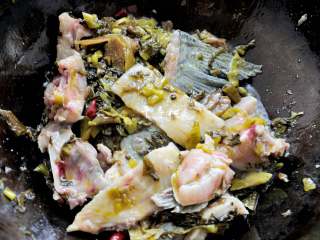 快手酸菜鱼 鱼肉鲜嫩酸菜爽口的宴客硬菜,翻炒2、3分钟鱼骨变色就可以了。
