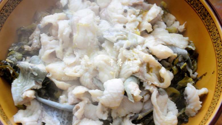 快手酸菜鱼 鱼肉鲜嫩酸菜爽口的宴客硬菜,鱼片码放到酸菜上。