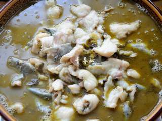 快手酸菜鱼 鱼肉鲜嫩酸菜爽口的宴客硬菜,把锅内的酸汤倒入盆中。